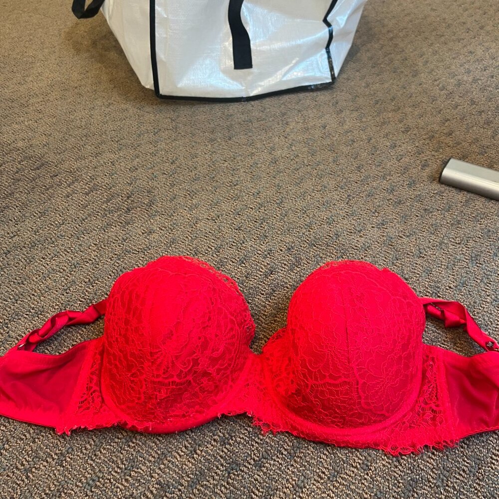 Red Bra - Picture 2 of 9